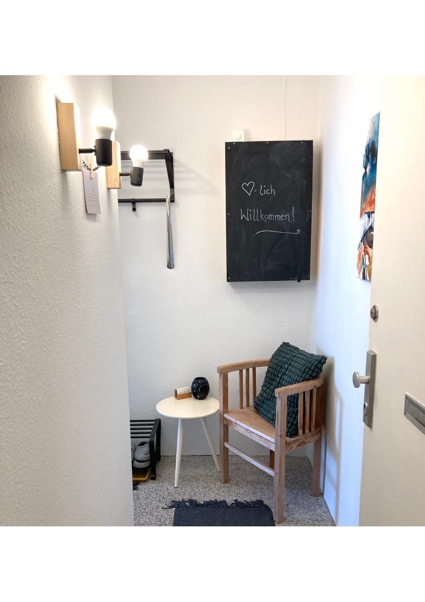 Eingangsbereich der Praxis mit dem Schriftzug Herzlich willkommen